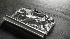 Perché i due lati del foglio di alluminio sono diversi e a cosa servono?