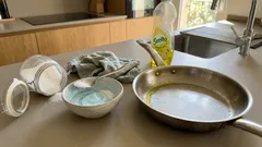 Zucchero e detersivo per piatti: perché si abbinano bene contro il grasso ostinato (e come usarli senza rischi)