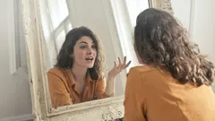 Perché alcune persone parlano ad alta voce tra sé e sé, dal punto di vista psicologico?