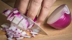 Come eliminare l’odore di cipolla dalle mani: quattro semplici trucchi da cucina che funzionano