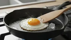Questo trucchetto vi cambierà la vita: sapete perché si aggiunge il ghiaccio quando si friggono le uova?