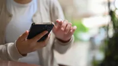 Come liberare spazio sul telefono senza eliminare foto e video: consigli per Android e iPhone.