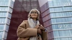 Consigli di stile per chi ha superato i 60 anni: come i colori e il taglio possono farvi sembrare più giovani