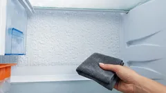 Come eliminare il ghiaccio dal frigorifero: metodi efficaci con un asciugamano e misure preventive