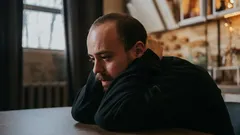 A quale età le persone si sentono più infelici? Uno studio condotto da alcuni ricercatori