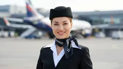 Sai perché le assistenti di volo indossano un foulard? Non è solo per fare bella figura.