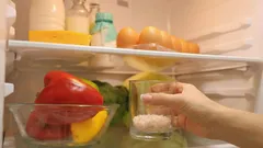 Un bicchiere di sale nel frigorifero risolve un problema comune: un semplice trucchetto per le casalinghe pigre.