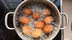 Perché scuotere le uova prima di bollirle: il trucco che non conoscevi