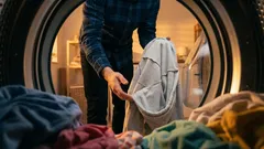 Perché dovresti lavare i vestiti al rovescio? Buoni motivi per farlo quando necessario.