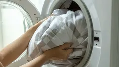 Come lavare un piumone o una coperta che non entra in lavatrice?