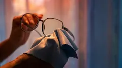 Niente detergenti né alcol: il modo giusto per pulire le lenti senza danneggiare il vetro