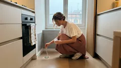 Vedi una blatta in cucina o in bagno? Come agire subito (e quando il bicarbonato e zucchero non basta)