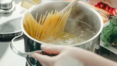 Perché non dovresti versare l’acqua di cottura della pasta nello scarico
